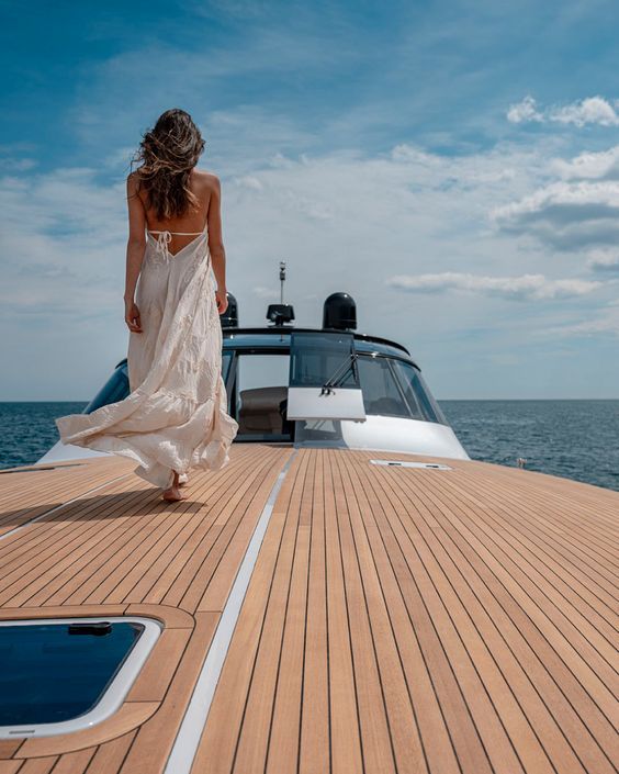 Яхта на якоре